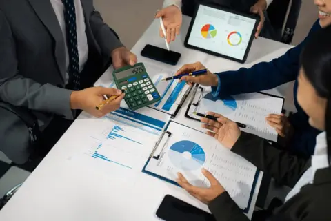 How Growing Businesses Can Pay a Mixed Workforce Without Costly Mistakes